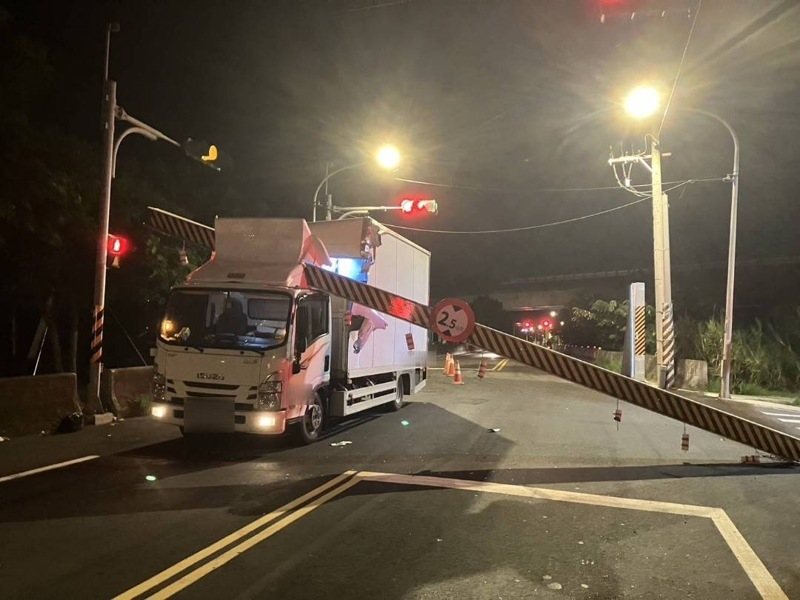 桃園蘆竹一輛大貨車昨晚9點多行經油管路二段與機捷路口,因車身過高撞擊2.5公尺限高架,造成貨櫃前方全爛,限高架倒塌。記者周嘉茹/翻攝 桃園蘆竹一輛大貨車昨晚9點多行經油管路二段與機捷路口,因車身過高撞擊2.5公尺限高架,造成貨櫃前方全爛,限高架倒塌。記者周嘉茹/翻攝