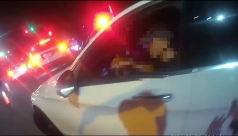 新北市陳姓男子懸掛偽造車牌開車外出，人車在新北市三重區三信路與集賢路口遭警查獲依法送辦。記者曾伯愷／翻攝