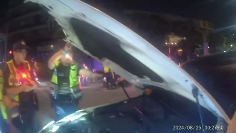 新北市陳姓男子懸掛偽造車牌開車外出，人車在新北市三重區三信路與集賢路口遭警查獲依法送辦。記者曾伯愷／翻攝