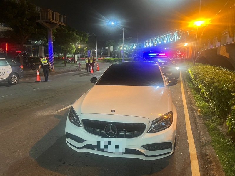 新北市陳姓男子懸掛偽造車牌開車外出，人車在新北市三重區三信路與集賢路口遭警查獲依法送辦。記者曾伯愷／翻攝