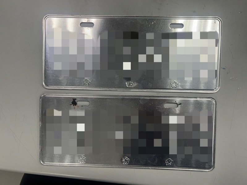 新北市陳姓男子懸掛偽造車牌開車外出，人車在新北市三重區三信路與集賢路口遭警查獲依法送辦。記者曾伯愷／翻攝