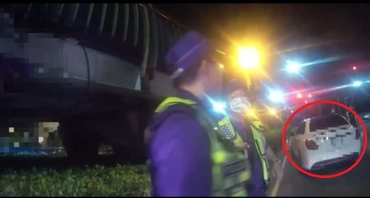 新北市陳姓男子懸掛偽造車牌開車外出，人車在新北市三重區三信路與集賢路口遭警查獲依法送辦。記者曾伯愷／翻攝