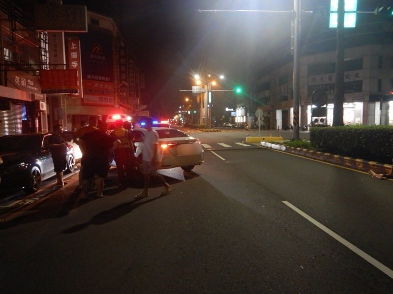 台中市邱姓男子19日開車行經北區時,撞上路旁兩輛轎車,邱在警方到場後,主動交付毒品。記者陳宏睿/翻攝 台中市邱姓男子19日開車行經北區時,撞上路旁兩輛轎車,邱在警方到場後,主動交付毒品。記者陳宏睿/翻攝