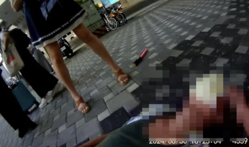 台中市曾姓男子在8月底與妻子步出捷運水安宮站時,突然臉朝下倒地,幸好警消即時提供協助。記者陳宏睿/翻攝 台中市曾姓男子在8月底與妻子步出捷運水安宮站時,突然臉朝下倒地,幸好警消即時提供協助。記者陳宏睿/翻攝