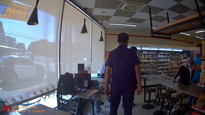 一名詐騙車手要收被害人百萬現金時被逮，台中大甲警方逮二嫌，還查扣毒品。記者游振昇／翻攝