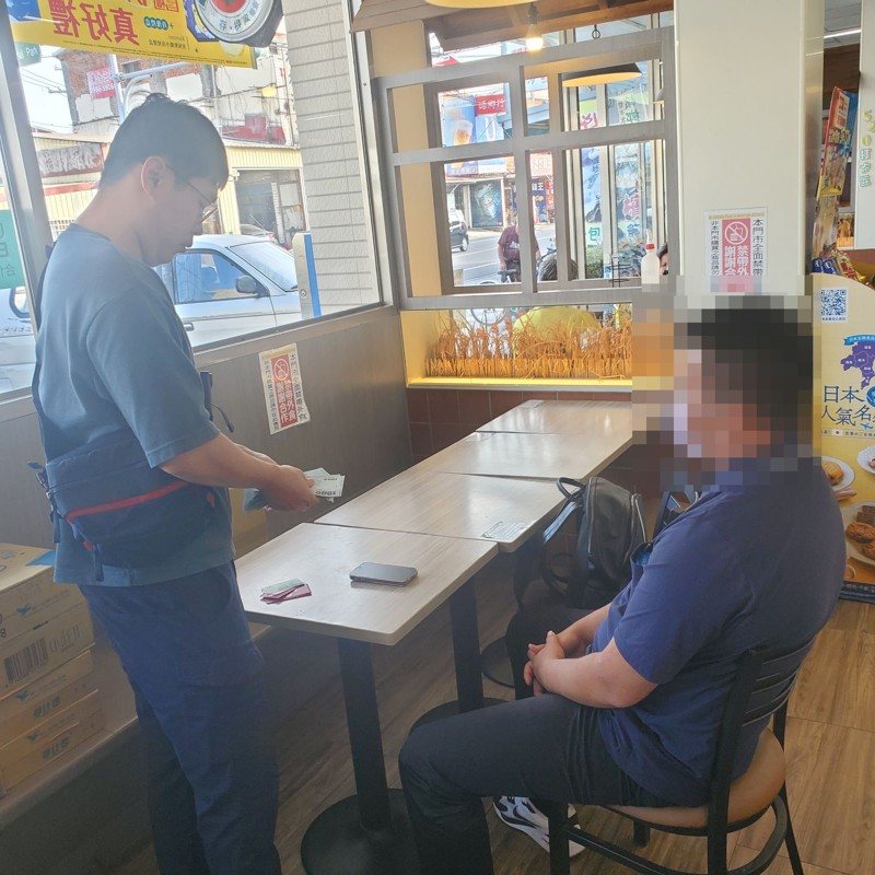 黃姓詐團車手（右）假冒警察到彰化縣拿提款卡，被真警察逮捕。圖／民眾提供
