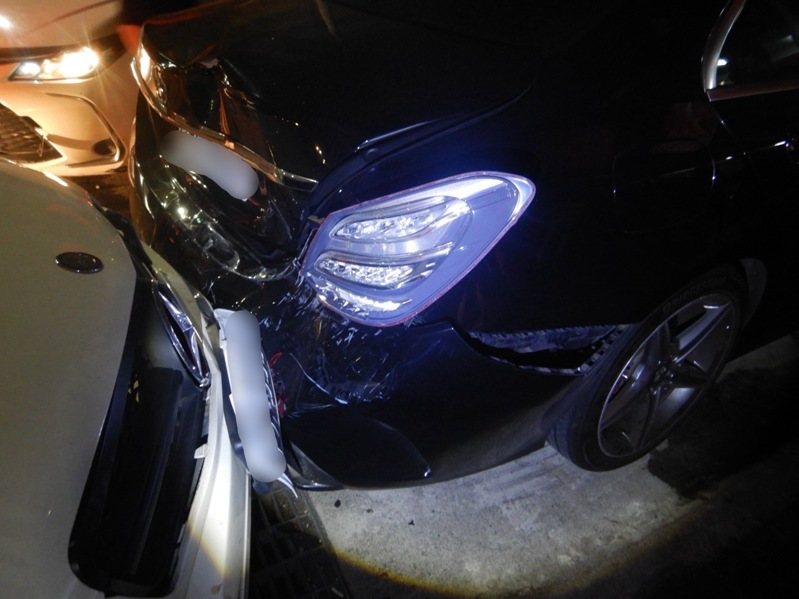 台中市邱姓男子19日開車行經北區時,撞上路旁兩輛轎車,邱在警方到場後,主動交付毒品。記者陳宏睿/翻攝 台中市邱姓男子19日開車行經北區時,撞上路旁兩輛轎車,邱在警方到場後,主動交付毒品。記者陳宏睿/翻攝