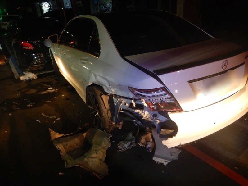 台中市邱姓男子19日開車行經北區時,撞上路旁兩輛轎車,邱在警方到場後,主動交付毒品。記者陳宏睿/翻攝 台中市邱姓男子19日開車行經北區時,撞上路旁兩輛轎車,邱在警方到場後,主動交付毒品。記者陳宏睿/翻攝