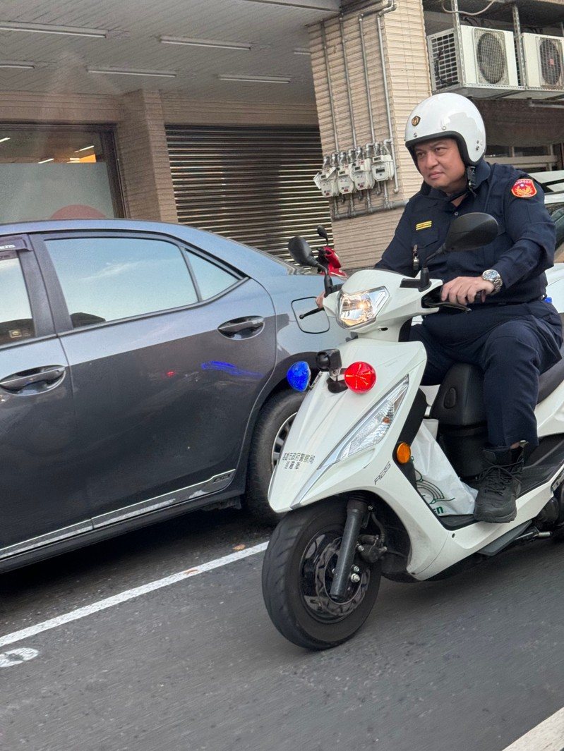 三民一警分局長謝承甫時任小港分局長期間,在總統大選特勤勤務中,穿制服、騎警用機車趴趴走,踏踏板上放著有Open醬的塑膠袋,被民眾拍下,近日照片在警界瘋傳。圖/讀者提供 三民一警分局長謝承甫時任小港分局長期間,在總統大選特勤勤務中,穿制服、騎警用機車趴趴走,踏踏板上放著有Open醬的塑膠袋,被民眾拍下,近日照片在警界瘋傳。圖/讀者提供