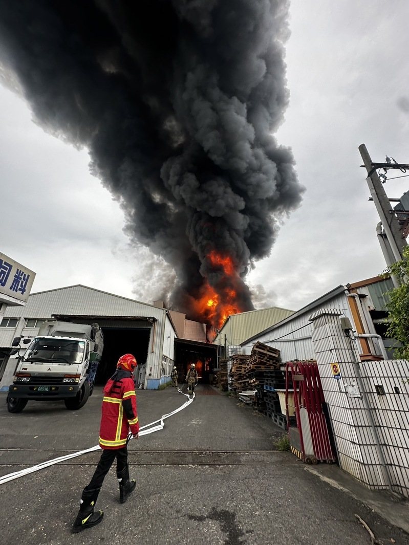 台南新營農藥工廠清晨起火爆炸，消防員努力打火到中午。圖／台南市消防局提供