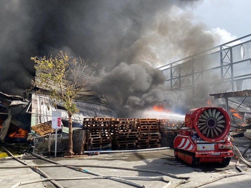 台南新營農藥工廠清晨起火爆炸，消防員努力打火到中午。圖／台南市消防局提供