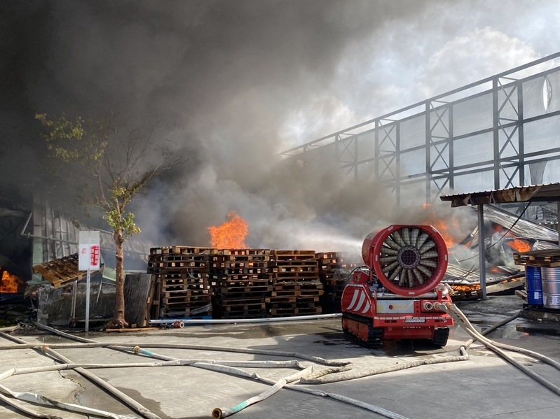 台南新營農藥工廠清晨起火爆炸，消防員努力打火到中午。圖／台南市消防局提供
