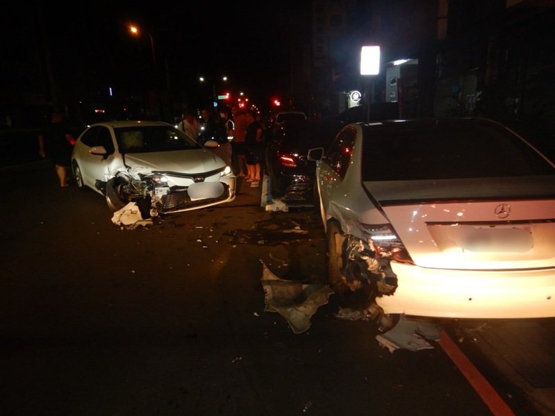 台中市邱姓男子19日開車行經北區時,撞上路旁兩輛轎車,邱在警方到場後,主動交付毒品。記者陳宏睿/翻攝 台中市邱姓男子19日開車行經北區時,撞上路旁兩輛轎車,邱在警方到場後,主動交付毒品。記者陳宏睿/翻攝