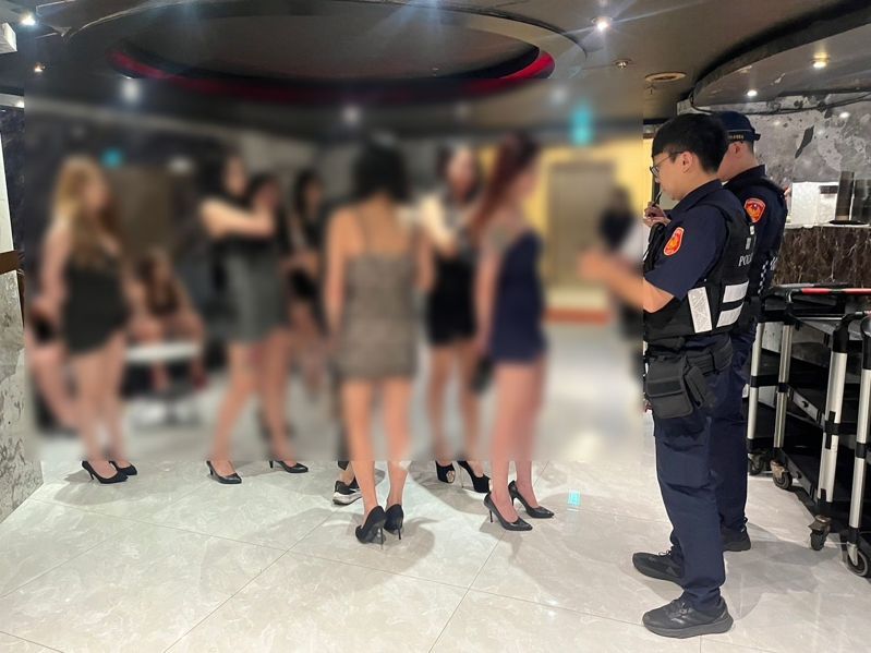 平鎮警方執行靖黃專案查獲妨害風化30案件38人,13名外籍女子持觀光護照來台賣淫。圖/警方提供 平鎮警方執行靖黃專案查獲妨害風化30案件38人,13名外籍女子持觀光護照來台賣淫。圖/警方提供