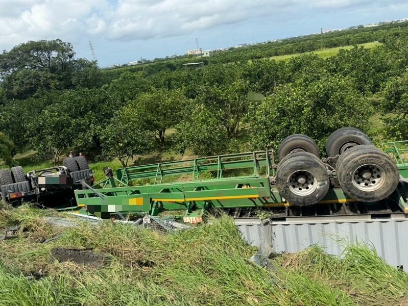 國一聯結車失控衝出路面掉落邊坡翻覆 車流回堵近4小時。圖／讀者提供