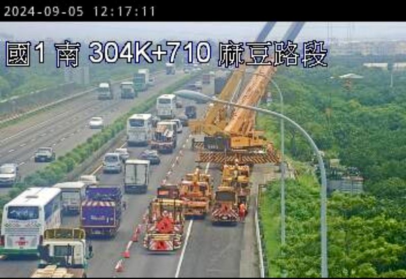 國一聯結車失控衝出路面掉落邊坡翻覆 車流回堵近4小時。記者周宗禎／翻攝