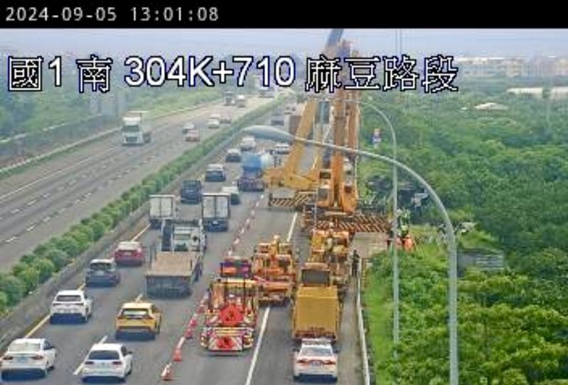 國一聯結車失控衝出路面掉落邊坡翻覆 車流回堵近4小時。記者周宗禎／翻攝