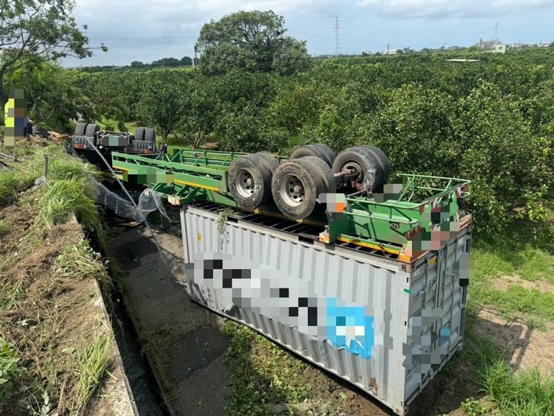國一聯結車失控衝出路面掉落邊坡翻覆 車流回堵近4小時。圖／讀者提供