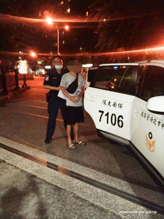 台中市林姓男子昨天在北屯區違規停車,被警方查獲持有6包毒品咖啡包。記者陳宏睿/翻攝 台中市林姓男子昨天在北屯區違規停車,被警方查獲持有6包毒品咖啡包。記者陳宏睿/翻攝