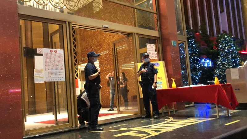 台南市警四分局針對台南大舞廳等高風險治安疑慮場所擴大臨檢。圖/本報資料照 台南市警四分局針對台南大舞廳等高風險治安疑慮場所擴大臨檢。圖/本報資料照