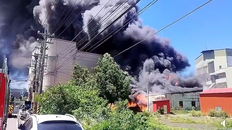 新北市樹林區西圳街一段10號一間兩層樓鐵皮工廠火警，新北消防派員馳援灌救。圖／新北市消防局