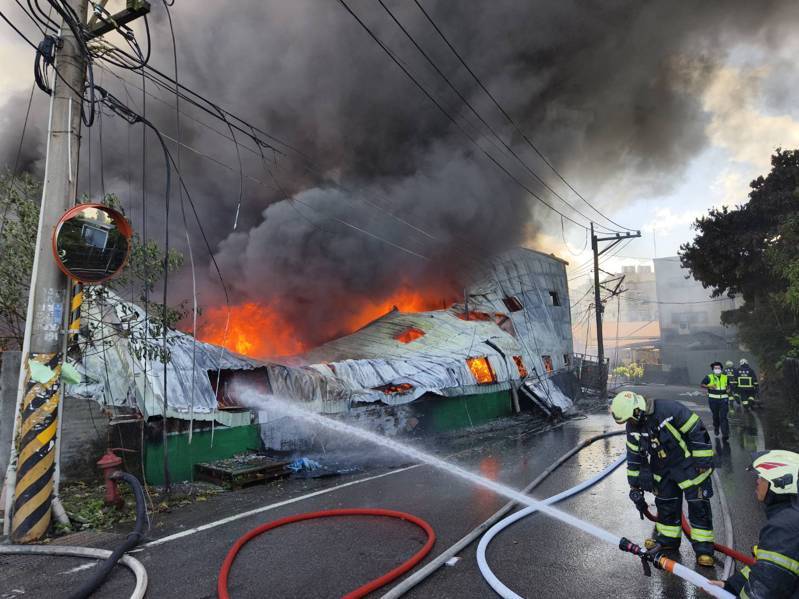 新北市樹林區西圳街一段10號一間兩層樓鐵皮文創工廠火警，新北消防派員馳援灌救。記者曾伯愷／翻攝