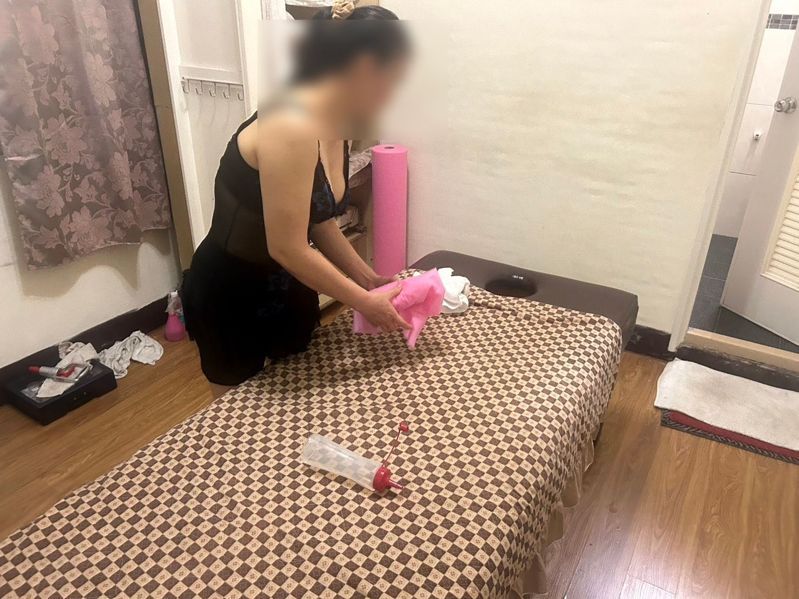 平鎮警方執行靖黃專案查獲妨害風化30案件38人,13名外籍女子持觀光護照來台賣淫。圖/警方提供 平鎮警方執行靖黃專案查獲妨害風化30案件38人,13名外籍女子持觀光護照來台賣淫。圖/警方提供