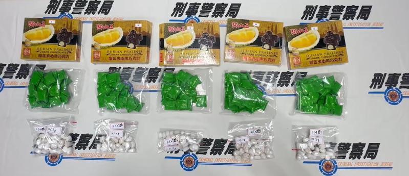 南投縣呂姓男子利用巧克力包裝輸入海洛因,檢警查扣668克海洛因,市價約200萬元。記者陳宏睿/翻攝 南投縣呂姓男子利用巧克力包裝輸入海洛因,檢警查扣668克海洛因,市價約200萬元。記者陳宏睿/翻攝