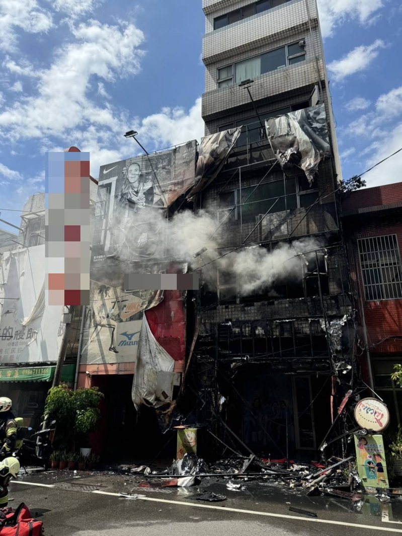 桃園中壢區中山路上的體育用品店今中午起火,該棟為5樓層樓建築物,目前6位民眾正於頂樓待救。記者翁唯真/翻攝 桃園中壢區中山路上的體育用品店今中午起火,該棟為5樓層樓建築物,目前6位民眾正於頂樓待救。記者翁唯真/翻攝