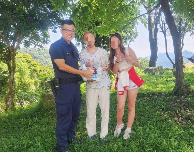 俄羅斯2女1人共3人來台環島至龍潭石門山景觀台露營，1女飢餓下山逎路，暖警協助團聚。圖／警方提供