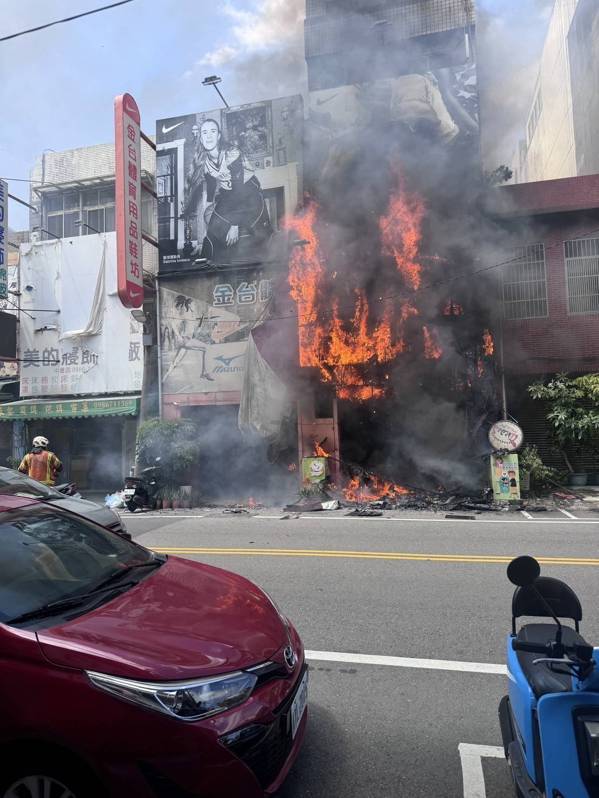 桃園市中壢區中山路上的1家體育用品店，今中午12時許突然起火燃燒，住戶發現後立即至頂樓等待救援，消防人員獲報到現場，發現有濃煙竄出，立即布水線灌救，火勢於11分鐘後熄滅。圖／民眾提供