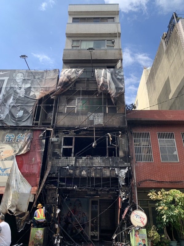 桃園市中壢區中山路上的1家體育用品店，今中午12時許突然起火燃燒，住戶發現後立即至頂樓等待救援，消防人員獲報到現場，發現有濃煙竄出，立即布水線灌救，火勢於11分鐘後熄滅。記者翁唯真／攝影