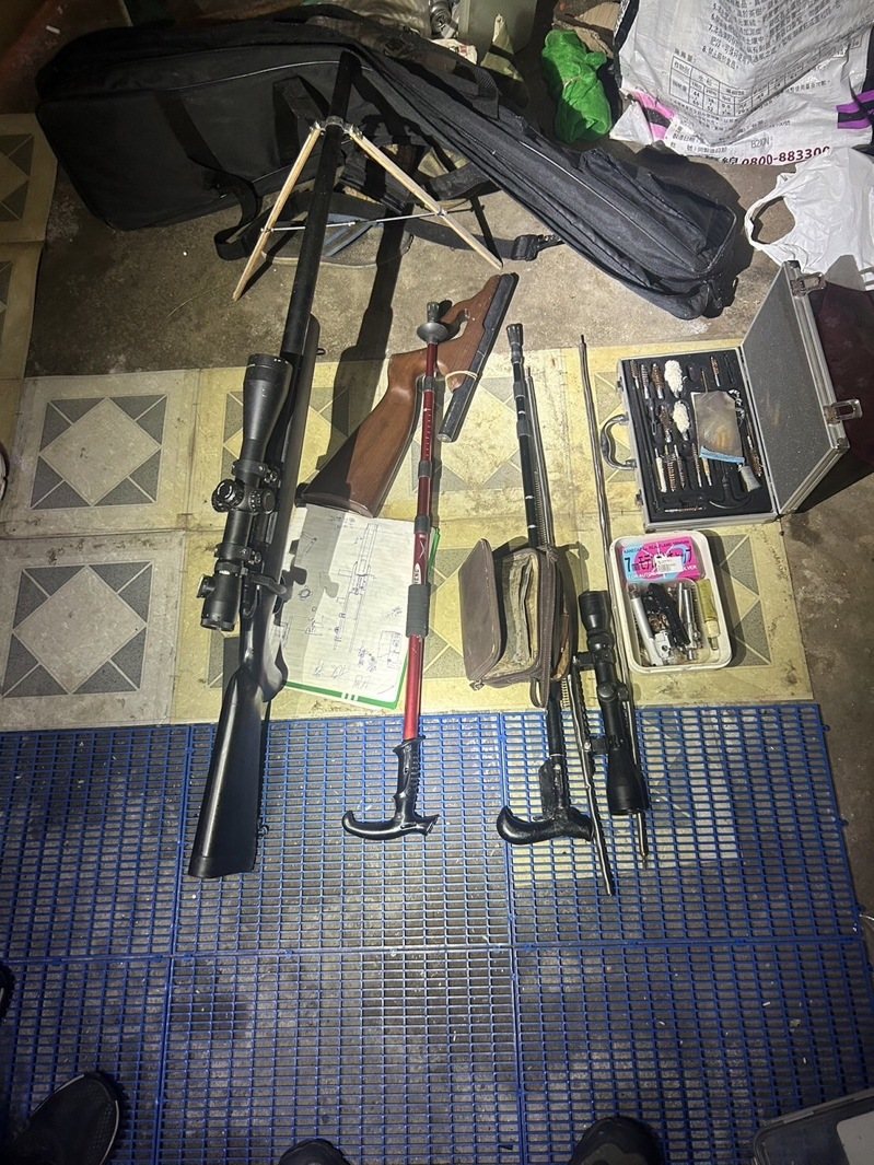 檢警從工廠搜出各式各樣用生活器具改裝的槍枝。記者蔡維斌／翻攝
