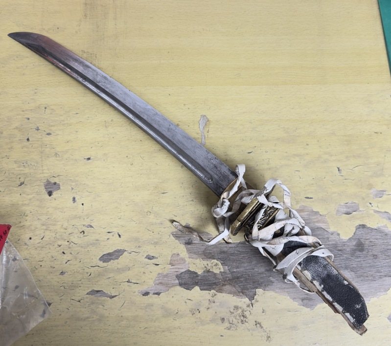 張男涉持武士刀攻擊計程車司機。記者蕭雅娟/翻攝 張男涉持武士刀攻擊計程車司機。記者蕭雅娟/翻攝