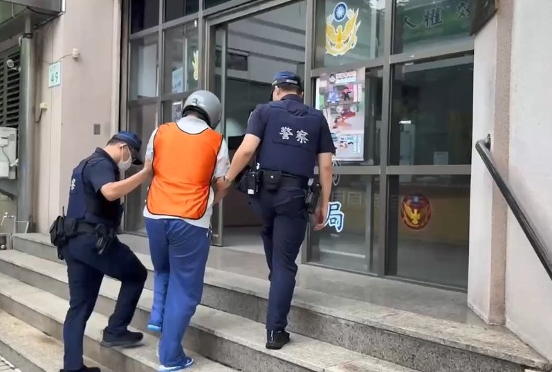 家住高雄市前鎮區的鄭姓男子昨晚疑因不滿母親亂擦藥膏,屢勸不聽,疑盛怒下,持水果刀朝母親疑刺殺多刀,其中1刀刺中頸動脈,致母親不治;檢方今晚聲押,法院無保請回。記者石秀華/翻攝 家住高雄市前鎮區的鄭姓男子昨晚疑因不滿母親亂擦藥膏,屢勸不聽,疑盛怒下,持水果刀朝母親疑刺殺多刀,其中1刀刺中頸動脈,致母親不治;檢方今晚聲押,法院無保請回。記者石秀華/翻攝