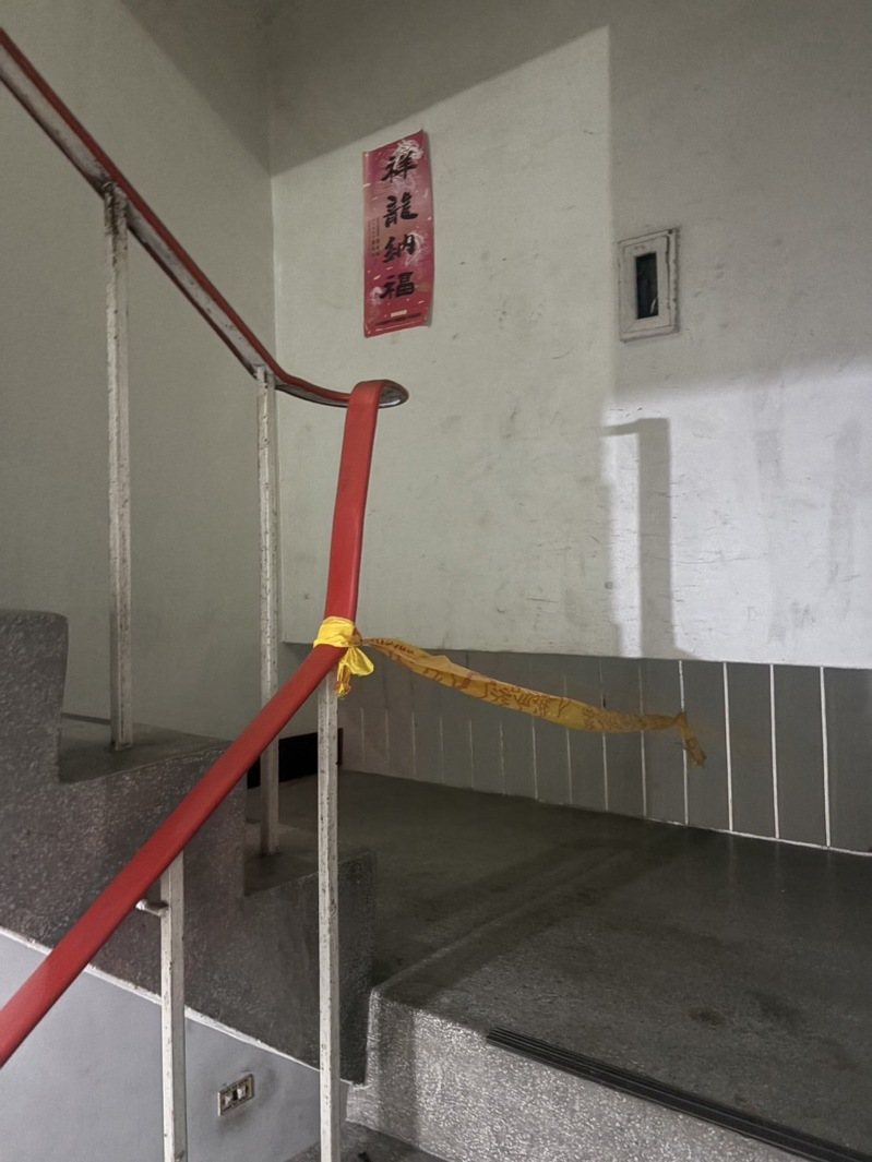家住高雄市前鎮區的鄭姓男子昨晚疑因不滿母親亂擦藥膏,屢勸不聽,疑盛怒下,持水果刀朝母親刺殺多刀,其中1刀刺中頸動脈,致母親流血過多,送醫不治;圖為案發現場。記者石秀華/翻攝 家住高雄市前鎮區的鄭姓男子昨晚疑因不滿母親亂擦藥膏,屢勸不聽,疑盛怒下,持水果刀朝母親刺殺多刀,其中1刀刺中頸動脈,致母親流血過多,送醫不治;圖為案發現場。記者石秀華/翻攝
