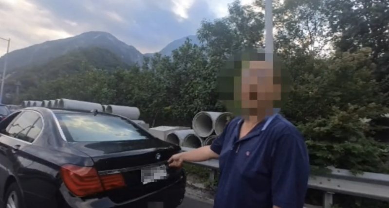 陳姓男子在網路購買假車牌,掛在車上以為可以規避取締,卻被科技執法識破,多吃上一條偽造文書罪嫌。記者王燕華/翻攝 陳姓男子在網路購買假車牌,掛在車上以為可以規避取締,卻被科技執法識破,多吃上一條偽造文書罪嫌。記者王燕華/翻攝
