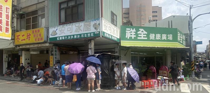 彰化蛋黃酥名店「不二坊」亂象再起，這二天又出現「椅子部隊」的排隊亂象。記者林宛諭／攝影