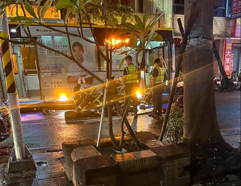 台中巨業客運在今晚9時許行經中區中山路時,疑撞上兩名行人,一女被壓車底身亡。圖/讀者提供 台中巨業客運在今晚9時許行經中區中山路時,疑撞上兩名行人,一女被壓車底身亡。圖/讀者提供