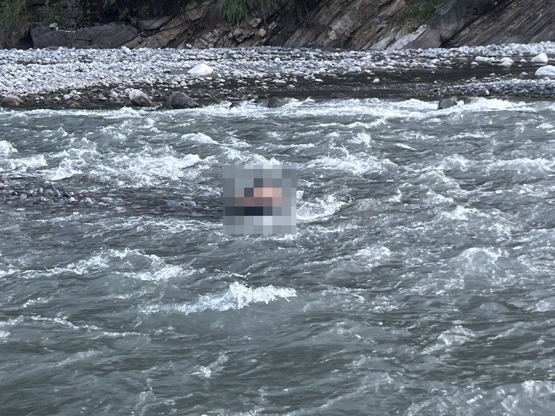 31歲徐姓男子今天凌晨到泰安鄉大安溪上游放蝦籠,疑不慎滑落水中失蹤,警消1個多小時後發現溺水死亡。圖/民眾提供 31歲徐姓男子今天凌晨到泰安鄉大安溪上游放蝦籠,疑不慎滑落水中失蹤,警消1個多小時後發現溺水死亡。圖/民眾提供