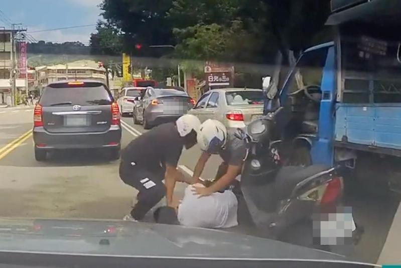 台中市陳姓慣竊在前天行經東區時，開走一輛未拔鑰匙的貨車，警方獲報後30分鐘內即在北屯區抓到人。圖／摘自臉書八卦村-行車紀錄器影片上傳中心