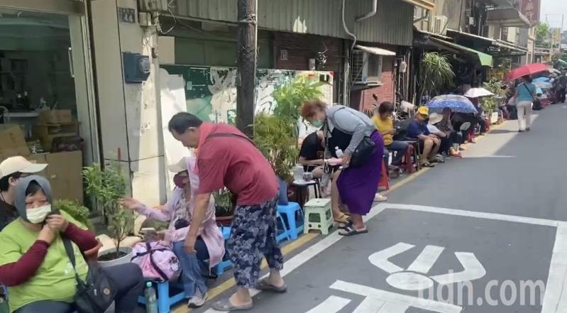 彰化蛋黃酥名店「不二坊」亂象再起，這二天又出現「椅子部隊」的排隊亂象。記者林宛諭／攝影