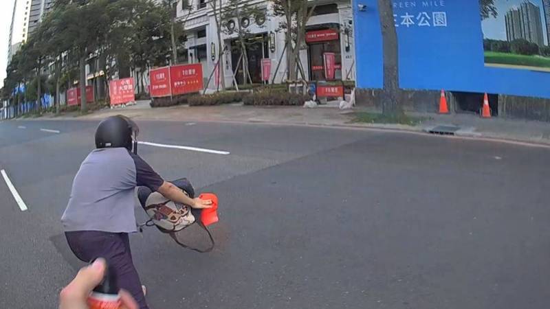 桃園市桃園區昨下午一名失聯移工搭著台灣籍同事機車出門,因同事騎車轉彎未打方向燈遭警方攔下,結果移工跳車赤腳狂奔跑給警察追,下秒腿軟「仆街」在地,當場被逮。記者周嘉茹/翻攝 桃園市桃園區昨下午一名失聯移工搭著台灣籍同事機車出門,因同事騎車轉彎未打方向燈遭警方攔下,結果移工跳車赤腳狂奔跑給警察追,下秒腿軟「仆街」在地,當場被逮。記者周嘉茹/翻攝