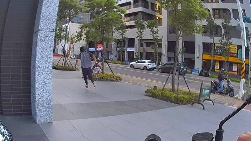 桃園市桃園區昨下午一名失聯移工搭著台灣籍同事機車出門,因同事騎車轉彎未打方向燈遭警方攔下,結果移工跳車赤腳狂奔跑給警察追,下秒腿軟「仆街」在地,當場被逮。記者周嘉茹/翻攝 桃園市桃園區昨下午一名失聯移工搭著台灣籍同事機車出門,因同事騎車轉彎未打方向燈遭警方攔下,結果移工跳車赤腳狂奔跑給警察追,下秒腿軟「仆街」在地,當場被逮。記者周嘉茹/翻攝