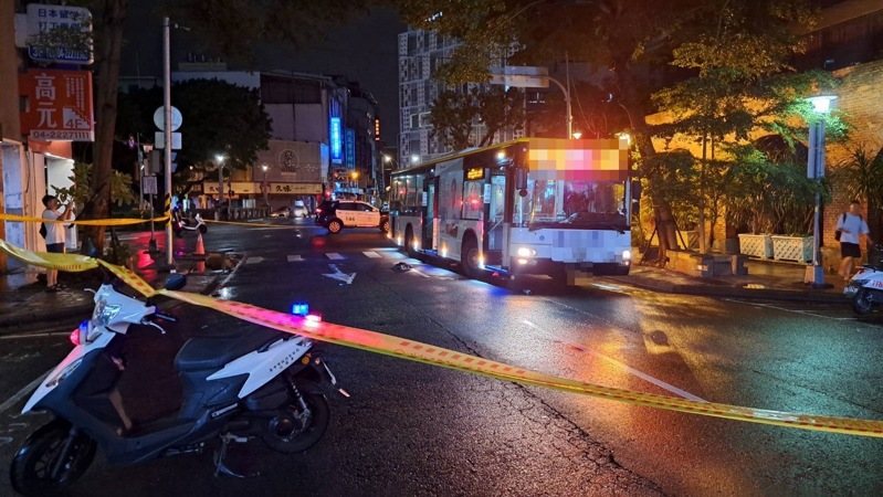 台中巨業客運22日晚間行經宮原眼科附近時,撞死走在斑馬線的林姓女大生。記者陳宏睿/翻攝 台中巨業客運22日晚間行經宮原眼科附近時,撞死走在斑馬線的林姓女大生。記者陳宏睿/翻攝
