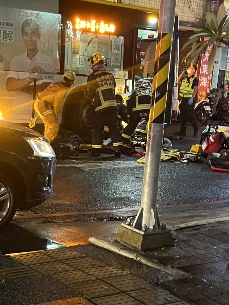 台中巨業客運22日晚間行經宮原眼科附近時,撞死走在斑馬線的林姓女大生。記者陳宏睿/翻攝 台中巨業客運22日晚間行經宮原眼科附近時,撞死走在斑馬線的林姓女大生。記者陳宏睿/翻攝