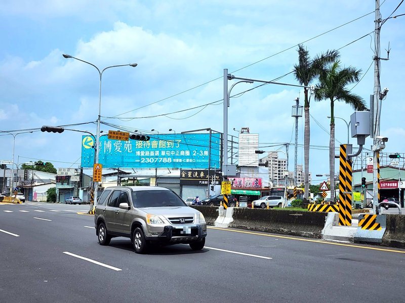 南投草屯鎮新豐路及博愛路與仁愛街口科技執法於今年1至7月取締件數1357件，相較於去年同期的409件，暴增3.3倍。本報資料照