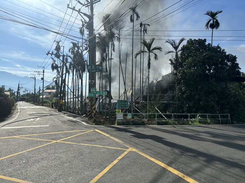 屏東縣消防局今天上午7點19分接獲報案,內埔鄉和興路與和美路口鐵皮屋火警,1女燒燙傷,起火原因待調查。圖/屏東縣消防局提供 屏東縣消防局今天上午7點19分接獲報案,內埔鄉和興路與和美路口鐵皮屋火警,1女燒燙傷,起火原因待調查。圖/屏東縣消防局提供