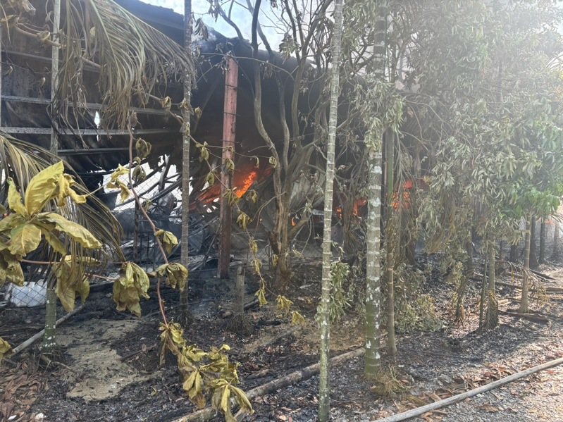 屏東縣消防局今天上午7點19分接獲報案,內埔鄉和興路與和美路口鐵皮屋火警,1女燒燙傷,起火原因待調查。圖/屏東縣消防局提供 屏東縣消防局今天上午7點19分接獲報案,內埔鄉和興路與和美路口鐵皮屋火警,1女燒燙傷,起火原因待調查。圖/屏東縣消防局提供