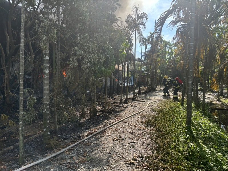 屏東縣消防局今天上午7點19分接獲報案,內埔鄉和興路與和美路口鐵皮屋火警,1女燒燙傷,起火原因待調查。圖/屏東縣消防局提供 屏東縣消防局今天上午7點19分接獲報案,內埔鄉和興路與和美路口鐵皮屋火警,1女燒燙傷,起火原因待調查。圖/屏東縣消防局提供